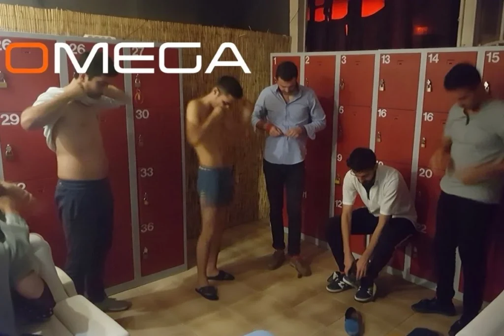 New Omega Club lockerroom. Mannen ontkleden zich om met hoerige huisvrouwen en cuckold hot wives te neuken.